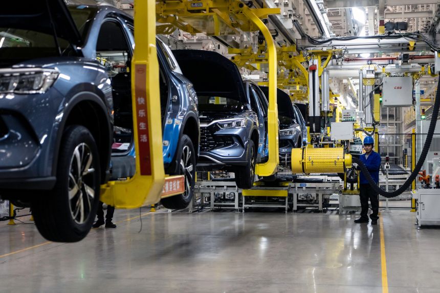 Electric vehicles on the assembly line at the BYD factory in Zhengzhou, Çin, on November 5, 2025.